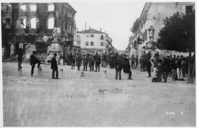 Palmanova - Civili - Soldati - Bandiere - Monumenti - Palazzi - 1918 (positivo) di Marzocchi, Luigi (primo quarto XX)