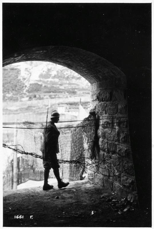 Veneto - Valstagna - Carpanè - gallerie - ferrovie - rifugi - ripari - ricoveri - sentinelle - filo spinato - 1918 (positivo) di Marzocchi, Luigi (primo quarto XX)