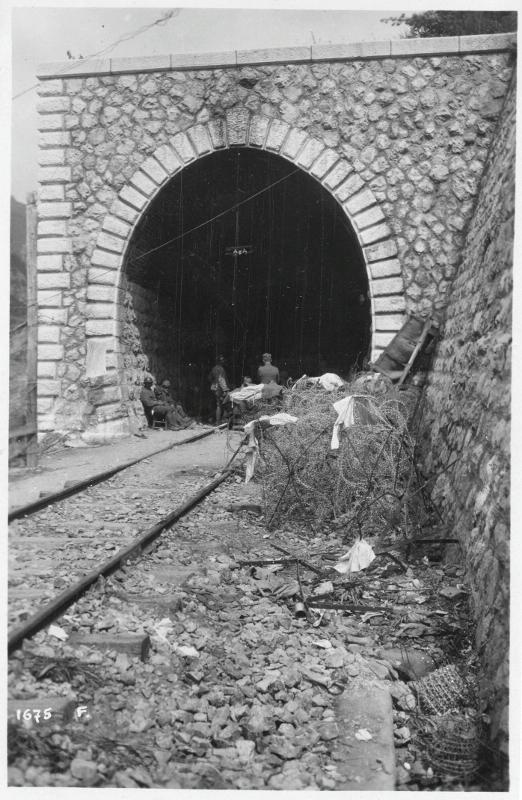 Veneto - Valstagna - gallerie - tunnel - ferrovie - binari - reticolati - filo spinato - ricoveri - rifugi - ripari - 1918 (positivo) di Marzocchi, Luigi (primo quarto XX)