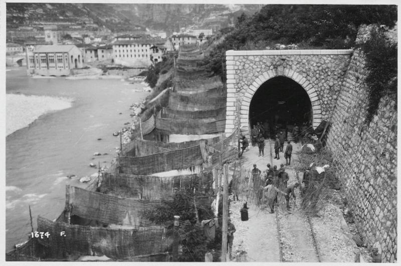 Veneto - Valstagna - mascheramenti - strade - rifugi - ripari - ricoveri - gallerie - tunnel - ferrovie - binari - 1918 (positivo) di Marzocchi, Luigi (primo quarto XX)