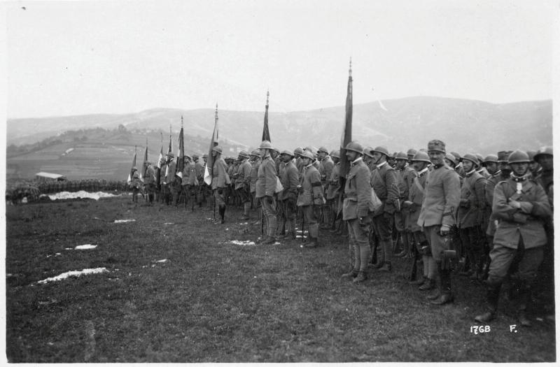 Veneto - Tumeleri - altipiani - soldati - bandiere - rivista - festeggiamenti - premiazioni - 13° corpo d'armata - 1918 (positivo) di Marzocchi, Luigi (primo quarto XX)