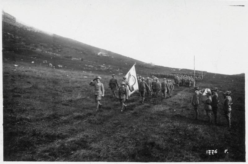 Veneto - monte Baldo - brigata ceco-slovacca - bandiere - sfilata - 1918 (positivo) di Marzocchi, Luigi (primo quarto XX)