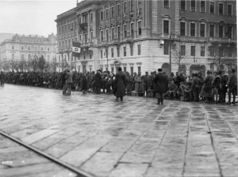 Trieste - Prigionieri - Imbarcazioni - 1918 (positivo) di Marzocchi, Luigi (primo quarto XX)