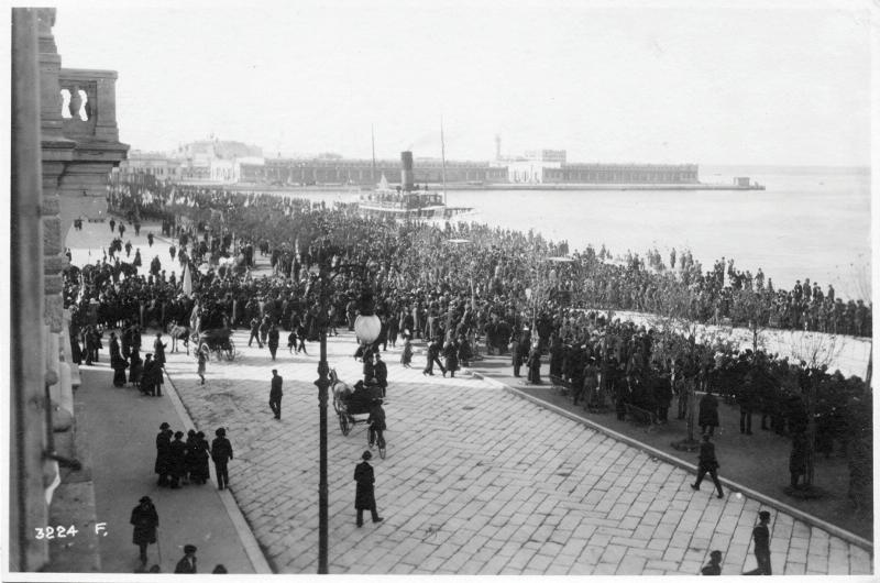 Trieste - Re - Folle - Civili - 1918 (positivo) di Marzocchi, Luigi (primo quarto XX)