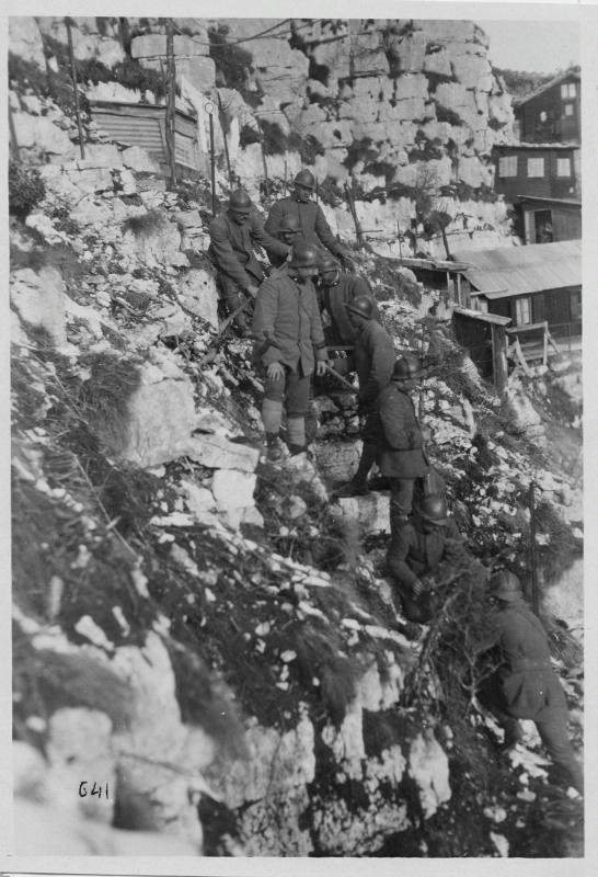 Monte Cengio - scale - costruzioni - soldati italiani - 1918 (positivo) di Marzocchi, Luigi (primo quarto XX)