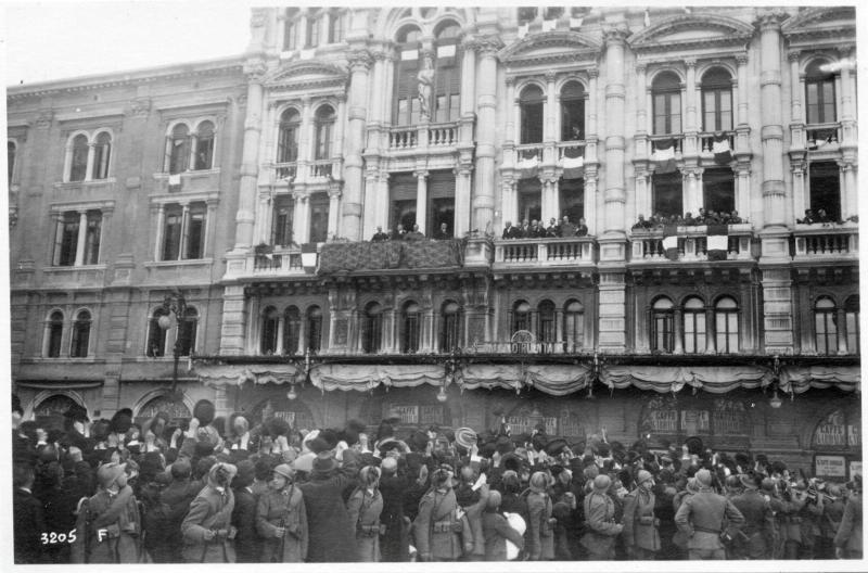 Trieste - Palazzo del Municipio - Folla - Fersteggiamenti - Civili - 1918 (positivo) di Marzocchi, Luigi (primo quarto XX)