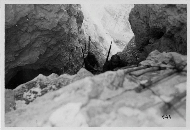 Monte Cengio - soldati italiani - costoni - scale a corda - 1918 (positivo) di Marzocchi, Luigi (primo quarto XX)
