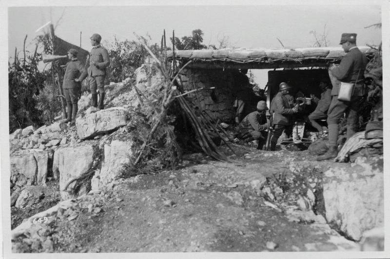 Monte Cengio - batterie da campaga - megafono - fanti - 1918 (positivo) di Marzocchi, Luigi (primo quarto XX)