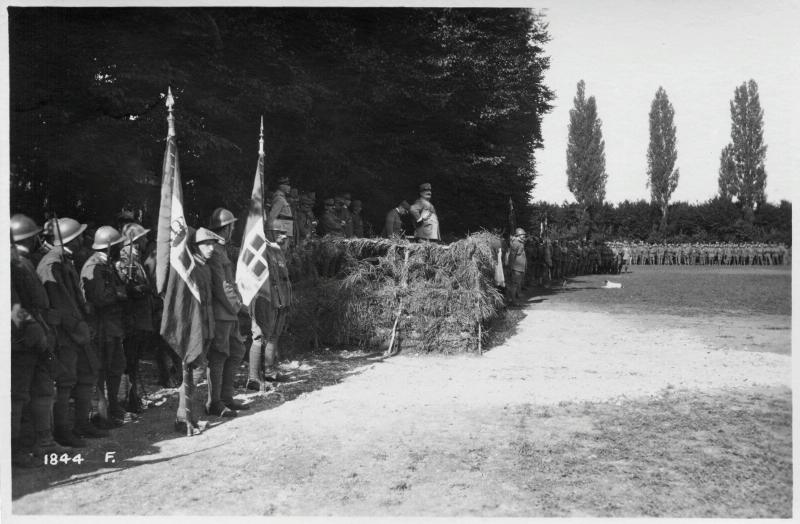 Veneto - Trevignano - festeggiamenti - 30° corpo d'armata - 4° armata - rivista - onorificenze - soldati - ufficiali - generali - Montanari - bandiere - 1918 (positivo) di Marzocchi, Luigi (primo quarto XX)