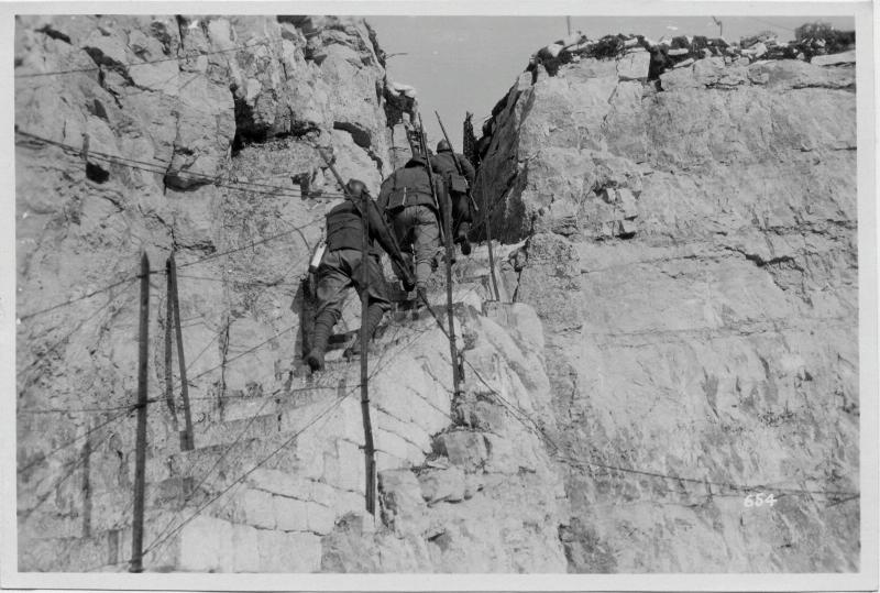Monte Cengio - sentieri - costoni - soldati italiani - 1918 (positivo) di Marzocchi, Luigi (primo quarto XX)