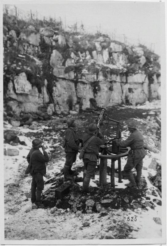 Monte Cengio - mitragliatrici - aerei - soldati italiani - 1918 (positivo) di Marzocchi, Luigi (primo quarto XX)