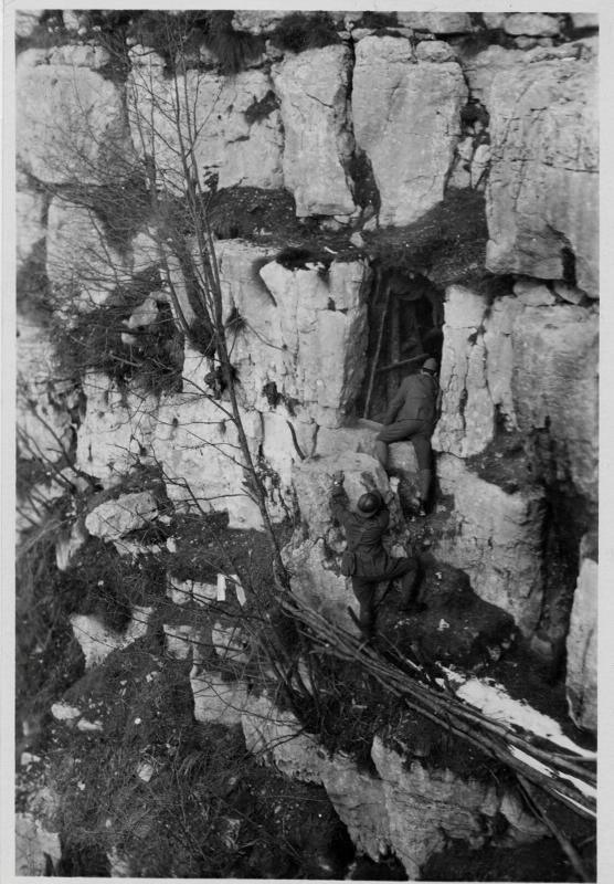 Monte Cengio - costoni - rifugi - 1918 (positivo) di Marzocchi, Luigi (primo quarto XX)