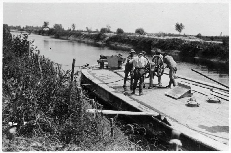Veneto - Cavazuccherina - Cortellazzo - canali - rifornimenti - acqua potabile - chiatte - barconi - cisterne - 1918 (positivo) di Marzocchi, Luigi (primo quarto XX)