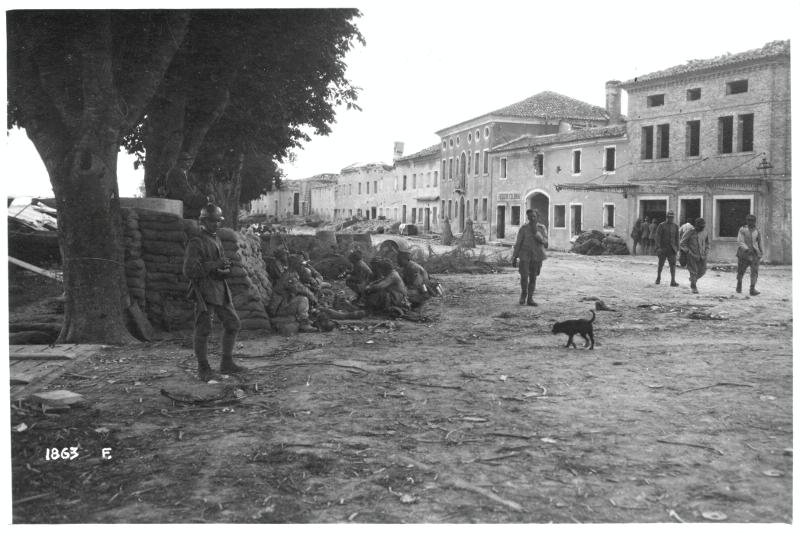 Veneto - Cavazuccherina - edifici - rovine - macerie - filo spinato - riposo - animali - cani - 1918 (positivo) di Marzocchi, Luigi (primo quarto XX)