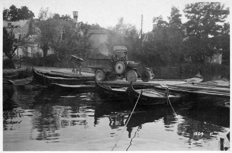 Veneto - Cavazzuccherina - canali - ponti - passerelle - barche - automezzi - 1918 (positivo) di Marzocchi, Luigi (primo quarto XX)