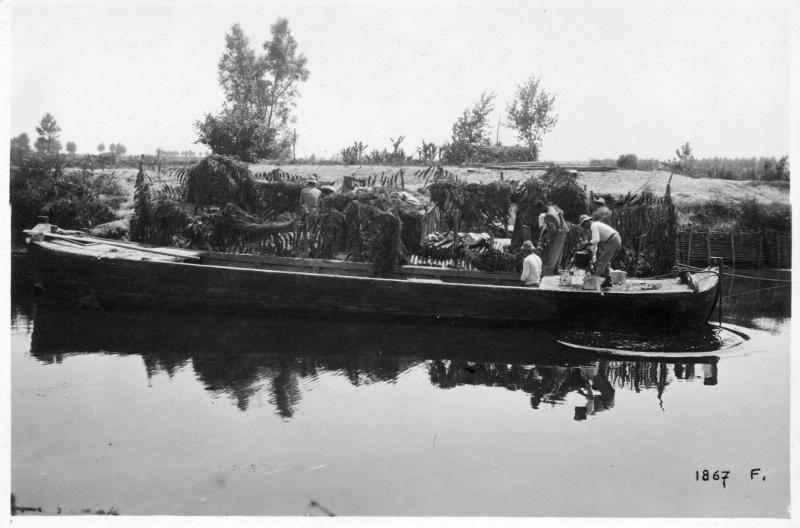 Veneto - canali - barconi - chiatte - batterie - artiglieria - pezzi di artiglieria - marina - mascheramenti - 1918 (positivo) di Marzocchi, Luigi (primo quarto XX)