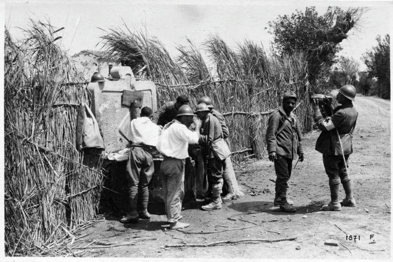 Veneto - Piave - riposo - fontane - acqua - 1918 (positivo) di Marzocchi, Luigi (primo quarto XX)