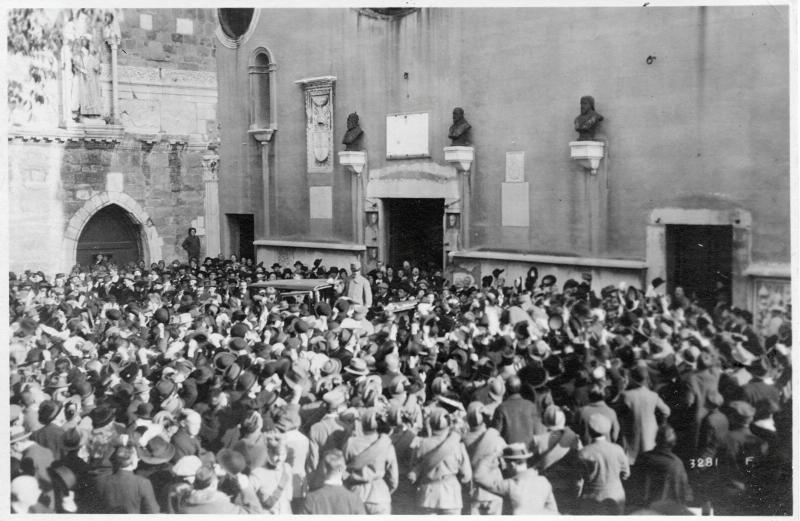 Trieste - Re - Basiliche - San Giusto - Civili - Soldati - 1918 (positivo) di Marzocchi, Luigi (primo quarto XX)