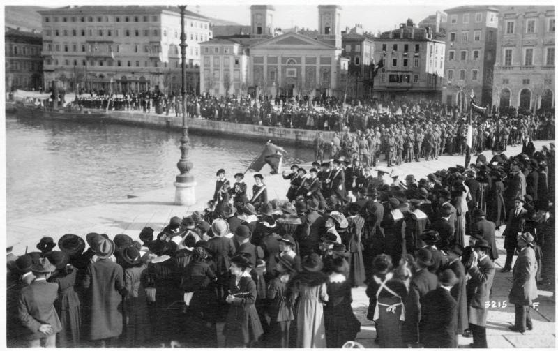 Trieste - Molo San Carlo - Re - Civili - 1918 (positivo) di Marzocchi, Luigi (primo quarto XX)
