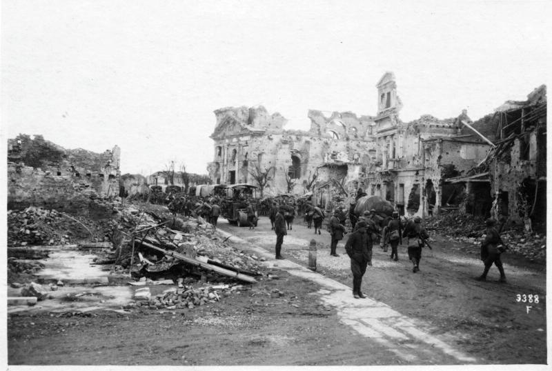 San Donà - Piave - Rovine - Soldati - Carri - 1918 (positivo) di Marzocchi, Luigi (primo quarto XX)