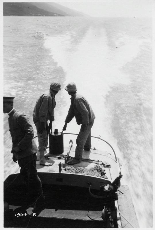 Lago di Garda - mas - M.A.S. - imbarcazioni - regia marina - militari - bombe - 1918 (positivo) di Marzocchi, Luigi (primo quarto XX)