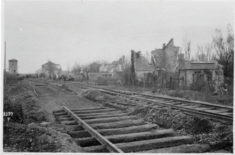 San Donà di Piave - Stazioni - Ferrovie - Rovine - 1918 (positivo) di Marzocchi, Luigi (primo quarto XX)