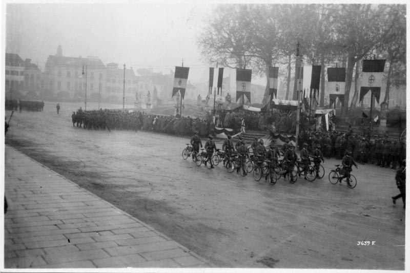 Padova - Sfilate - Soldati - Biciclette - Bandiere - Autorità - 1918 (positivo) di Marzocchi, Luigi (primo quarto XX)