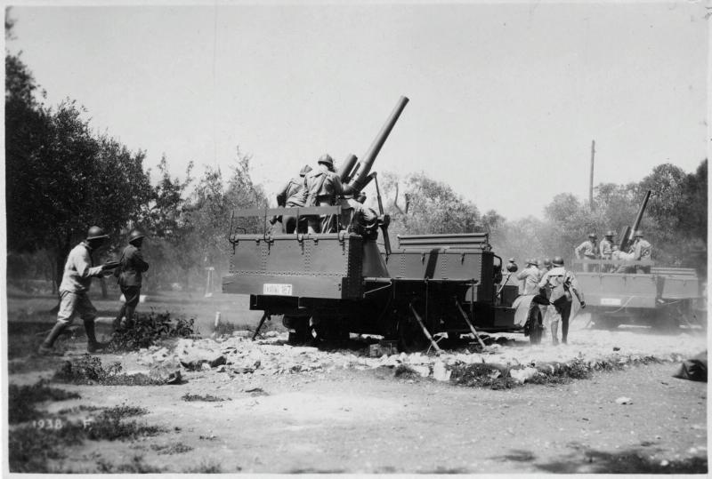 Lago di Garda - Veneto - Malcesine - batterie - antiaeree - regia marina - artiglieria - pezzi di artiglieria - automezzi - autocarri - 1918 (positivo) di Marzocchi, Luigi (primo quarto XX)