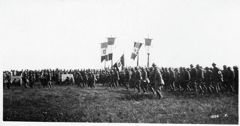 Veneto - Cavallino-Treporti - feste - festeggiamenti - 4° divisione - sfilata - bandiere - artiglieria - pezzi di artiglieria - 1918 (positivo) di Marzocchi, Luigi (primo quarto XX)
