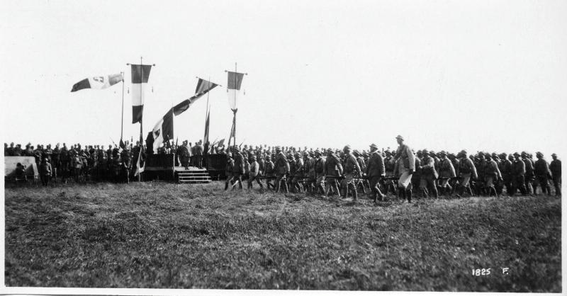 Veneto - Cavallino-Treporti - feste - festeggiamenti - 4° divisione - sfilata - bandiere - 1918 (positivo) di Marzocchi, Luigi (primo quarto XX)