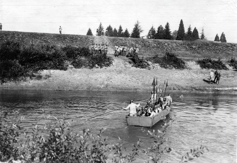 Veneto - Bacchiglione - 4° divisione - cavalleria - imbarcazioni - barche - remi - 1918 (positivo) di Marzocchi, Luigi (primo quarto XX)