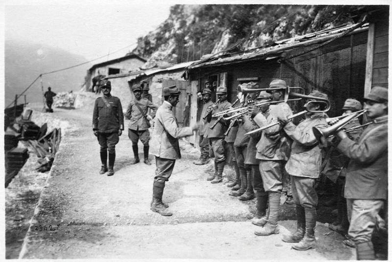 Trentino-Alto Adige - Val Lagarina - Malga Zugna - musica - strumenti musicali - 87° fanteria - generali - Barbarich - 1918 (positivo) di Marzocchi, Luigi (primo quarto XX)