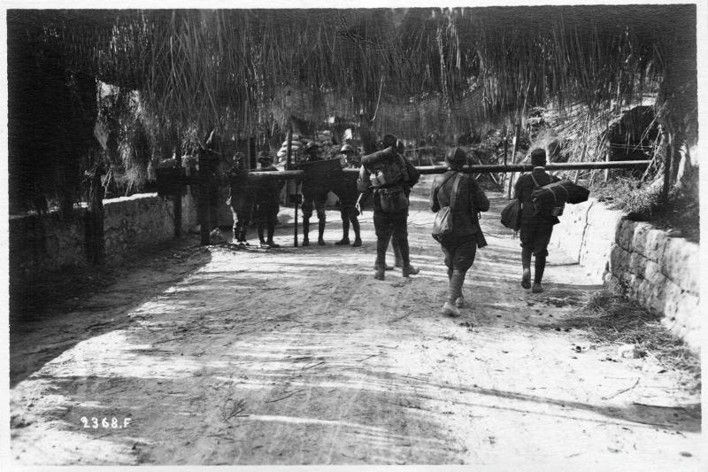 Trentino-Alto Adige - Val Lagarina - Serravalle - sbarramenti - sbarre - strade - controlli - mascheramenti - 1918 (positivo) di Marzocchi, Luigi (primo quarto XX)