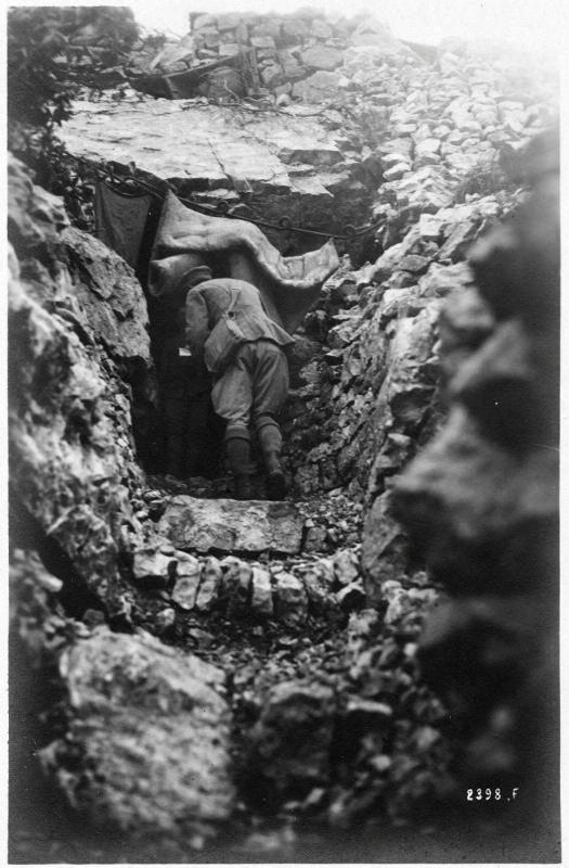 Trentino-Alto Adige - Val Lagarina - Malga Zugna - camminamenti - trincee - rifugi - ripari - ricoveri - baraccamenti - baracche - montagna - 1918 (positivo) di Marzocchi, Luigi (primo quarto XX)