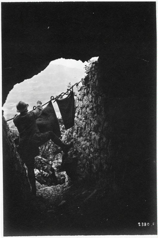 Trentino-Alto Adige - Val Lagarina - Malga Zugna - Cappello del Prete - grotte - gallerie - rifugi - ricoveri - ripari - pali - montagna - 1918 (positivo) di Marzocchi, Luigi (primo quarto XX)