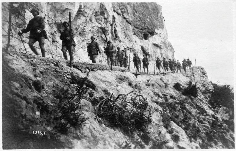 Trentino-Alto Adige - Val Lagarina - Zugna - camminamenti - pattuglie - reticolati - montagna - 1918 (positivo) di Marzocchi, Luigi (primo quarto XX)