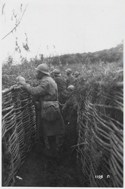 Montello - trincee - osservazione - soldati italiani - elmetti Adrian - 1918 (positivo) di Marzocchi, Luigi (primo quarto XX)
