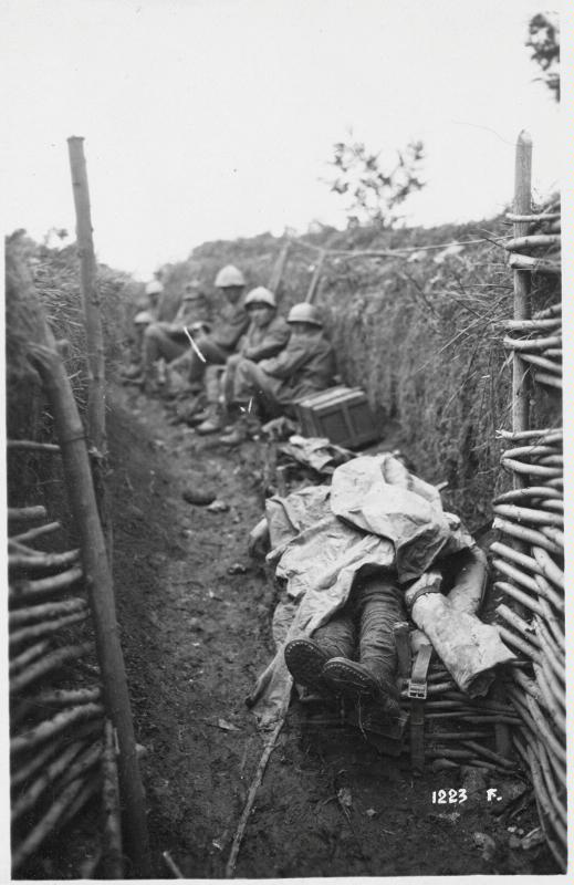 Montello - caduti - soldati italiani - riposo - trincee - 1918 (positivo) di Marzocchi, Luigi (primo quarto XX)