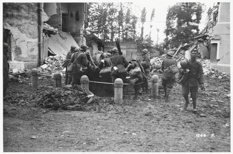 Fossalta di Piave - fontane - soldati italiani - 1918 (positivo) di Marzocchi, Luigi (primo quarto XX)