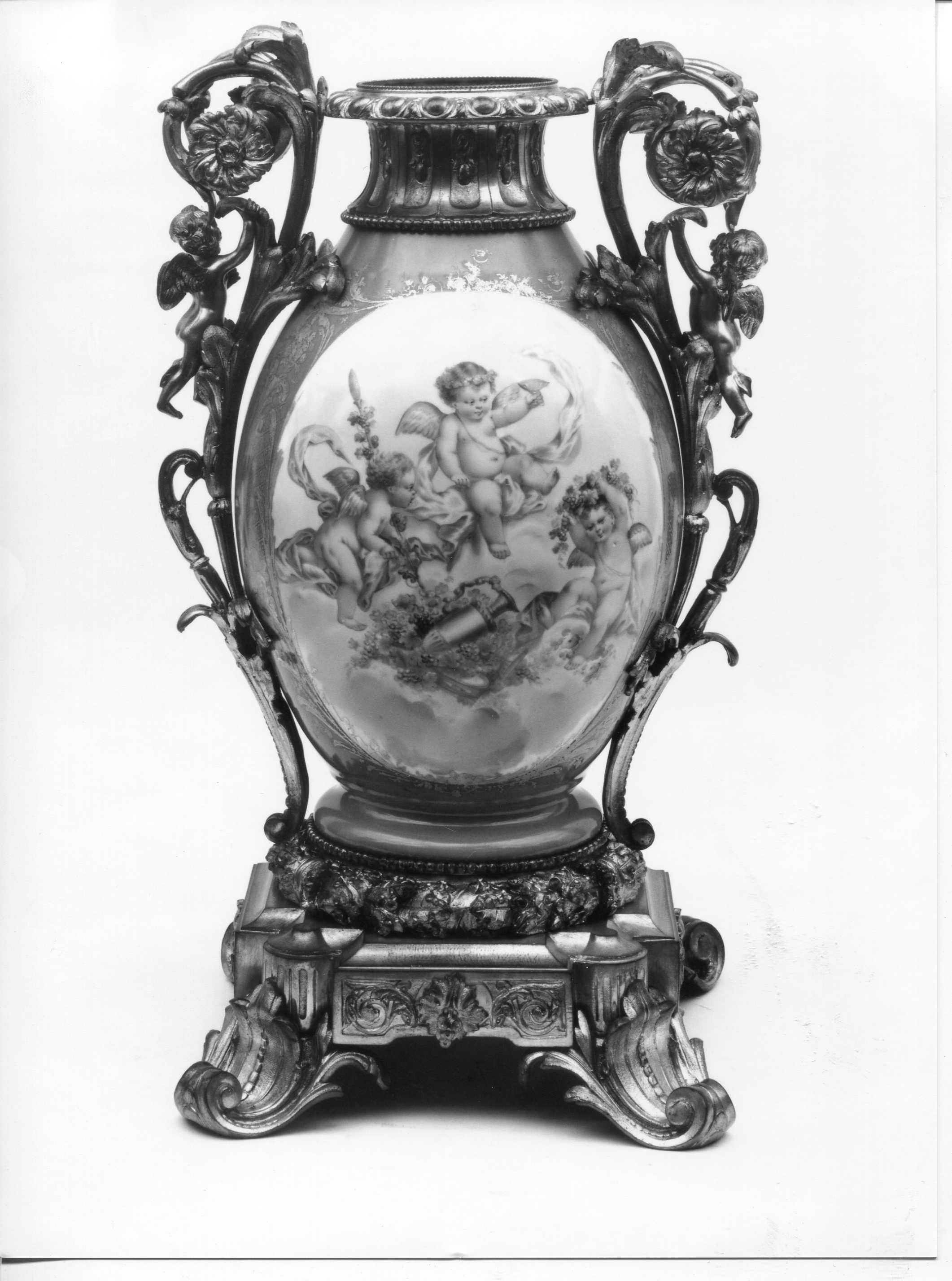 Putti alati con uva e fiori (vaso, opera isolata) - manifattura francese (seconda metà sec. XVIII)