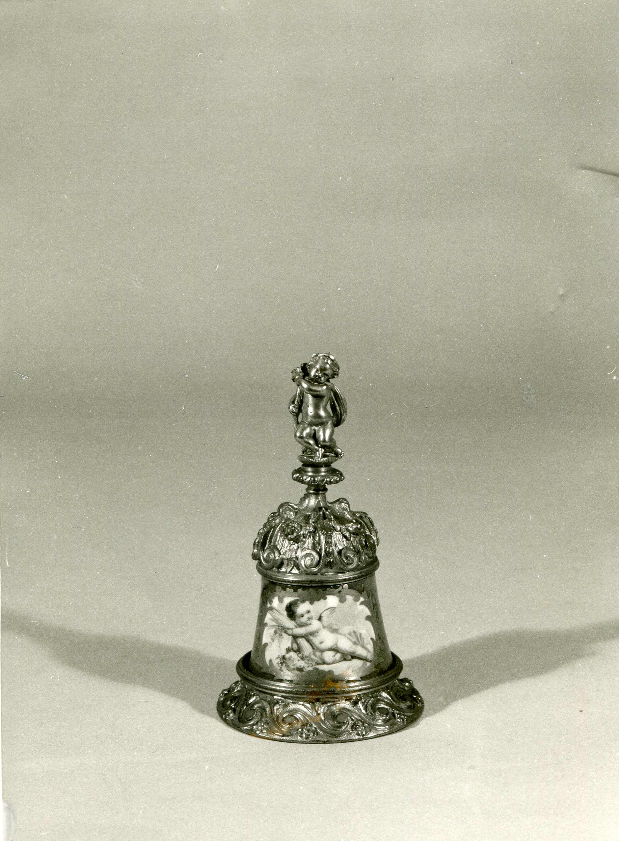 motivi decorativi floreali con putto (campanello, opera isolata) - manifattura francese (metà sec. XIX)