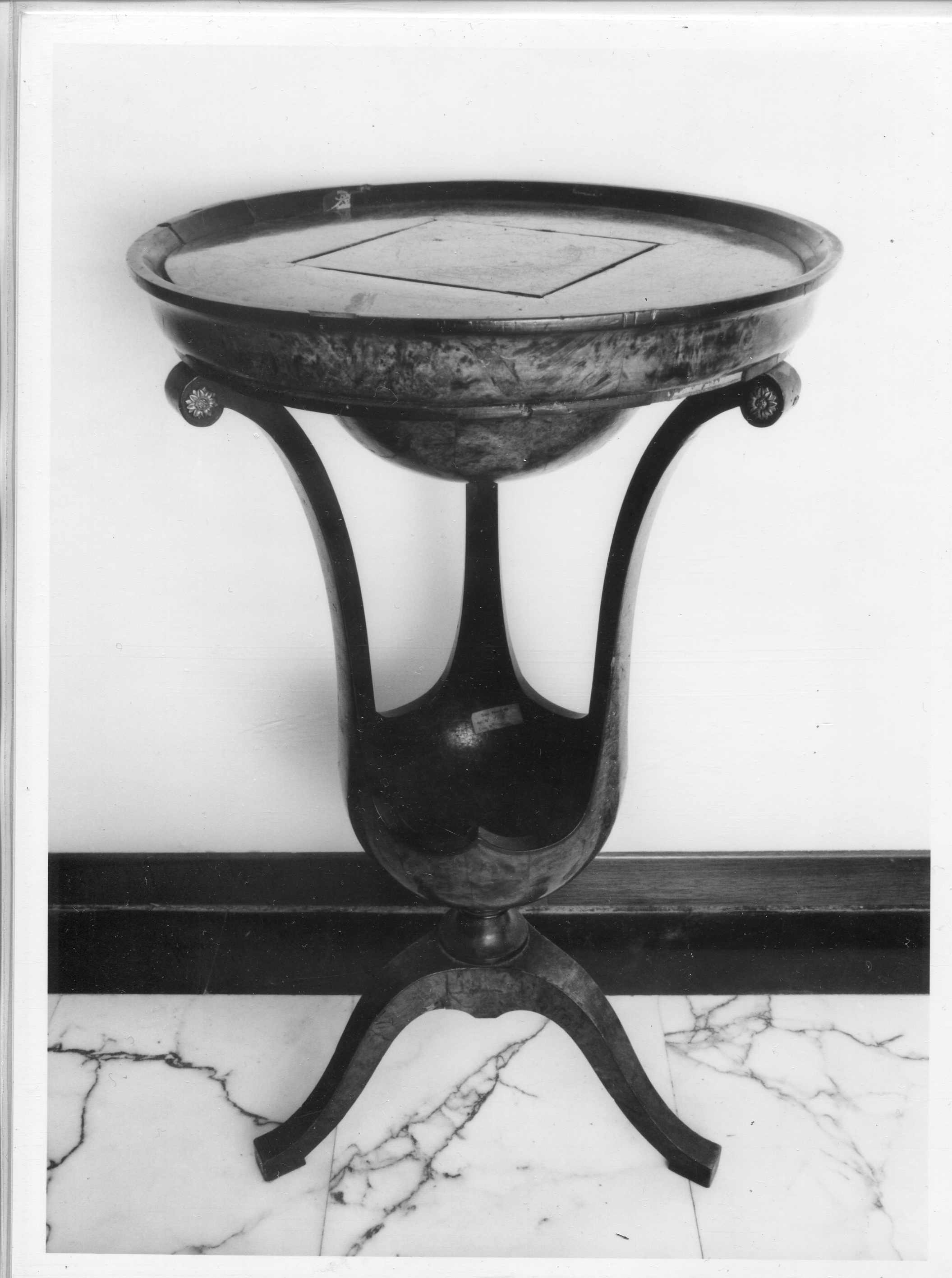 tavolino, opera isolata - manifattura lombarda (prima metà sec. XIX)