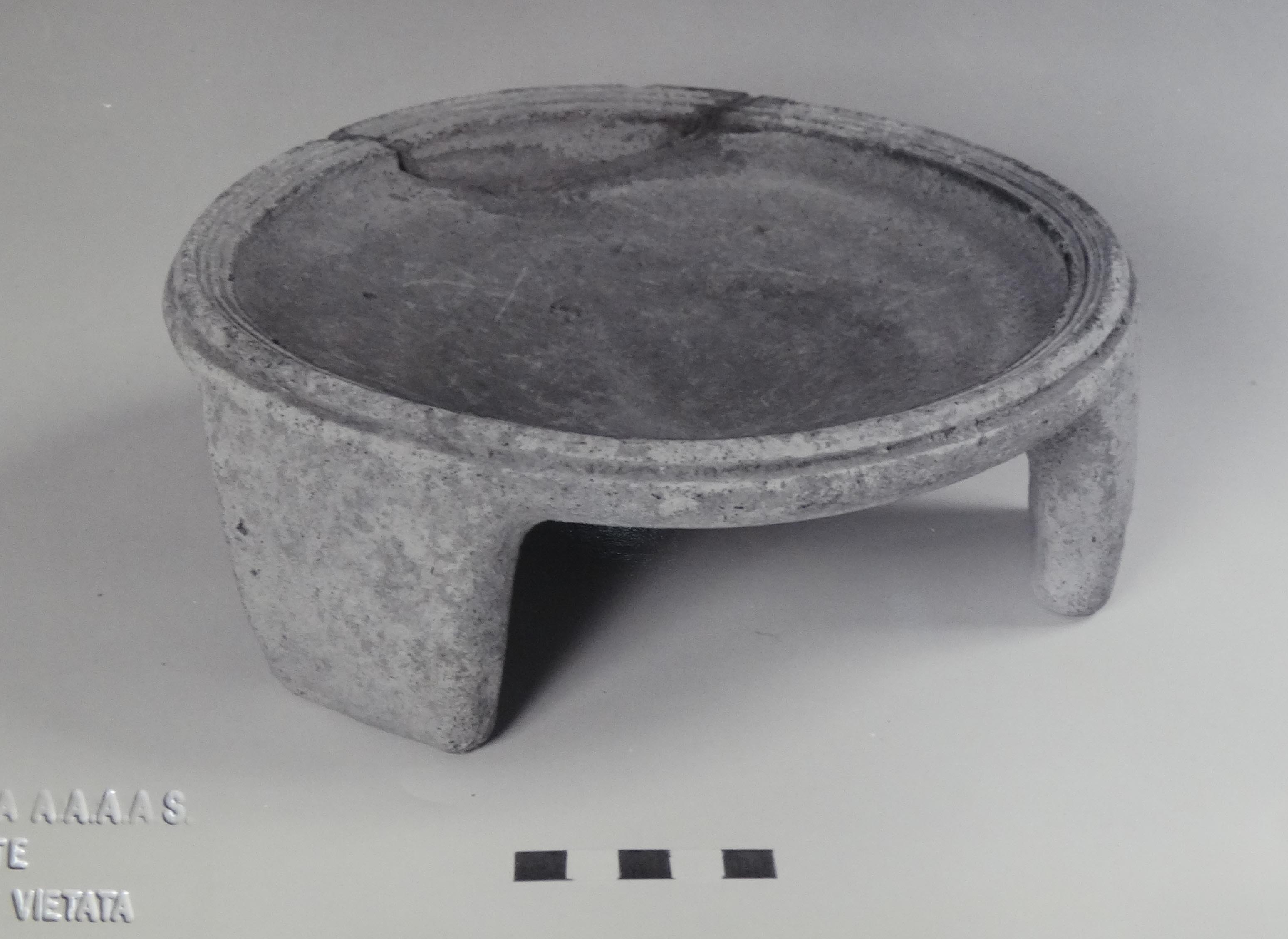 tripod-bowl, Botto, tripode mortaio - produzione orientale (sec. VII-VI a.C)
