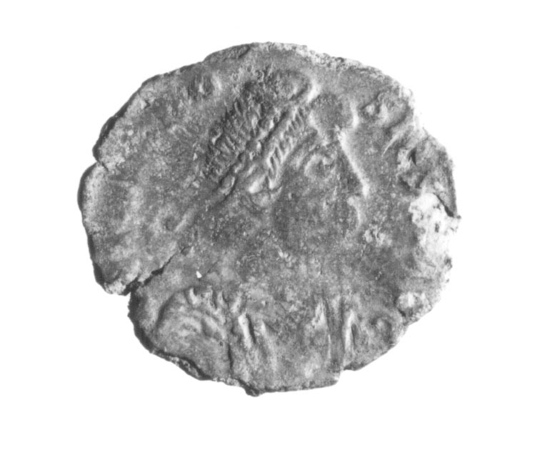 R/ Busto diademato e drappeggiato di Teodosio a destra; V/ L'imperatore stante con Vittoria su globo; a sinistra donna turrita (AE2) (IV sec. d.C)