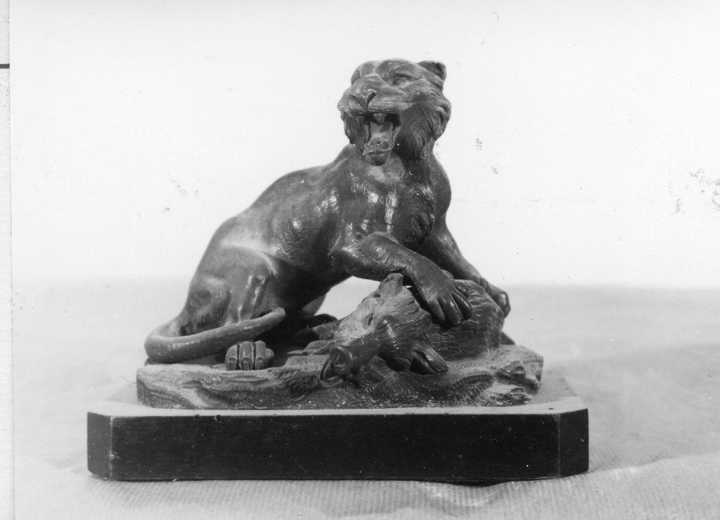 Leonessa che atterra un cinghiale (scultura)