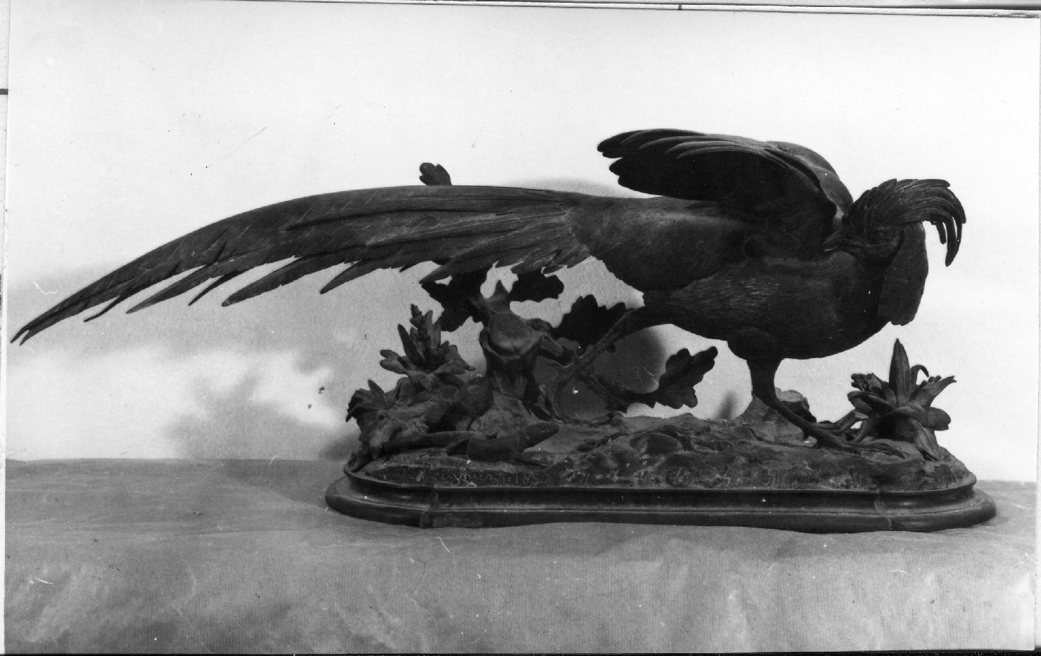 Un fagiano spaventato da una lucertola (scultura)