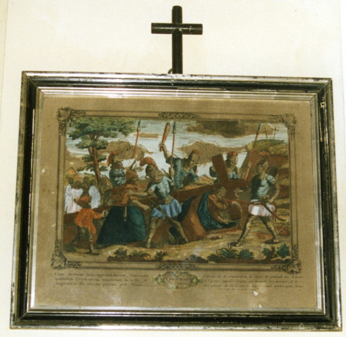 Stazione v: gesù aiutato da simone il cireneo a portare la croce (via crucis)