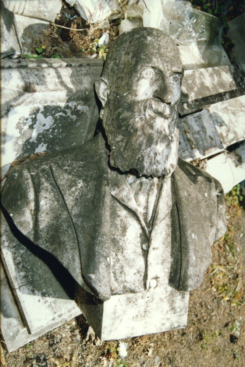Busto maschile (monumento funebre, frammento)