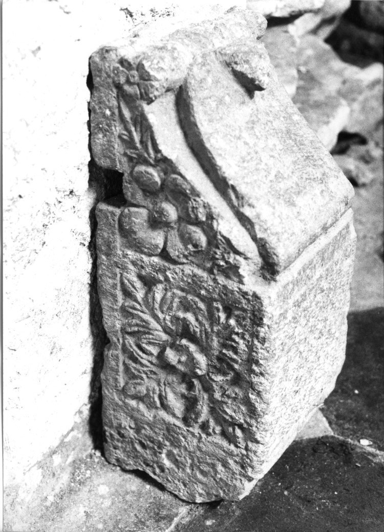 Motivi decorativi vegetali (mensola, frammento)