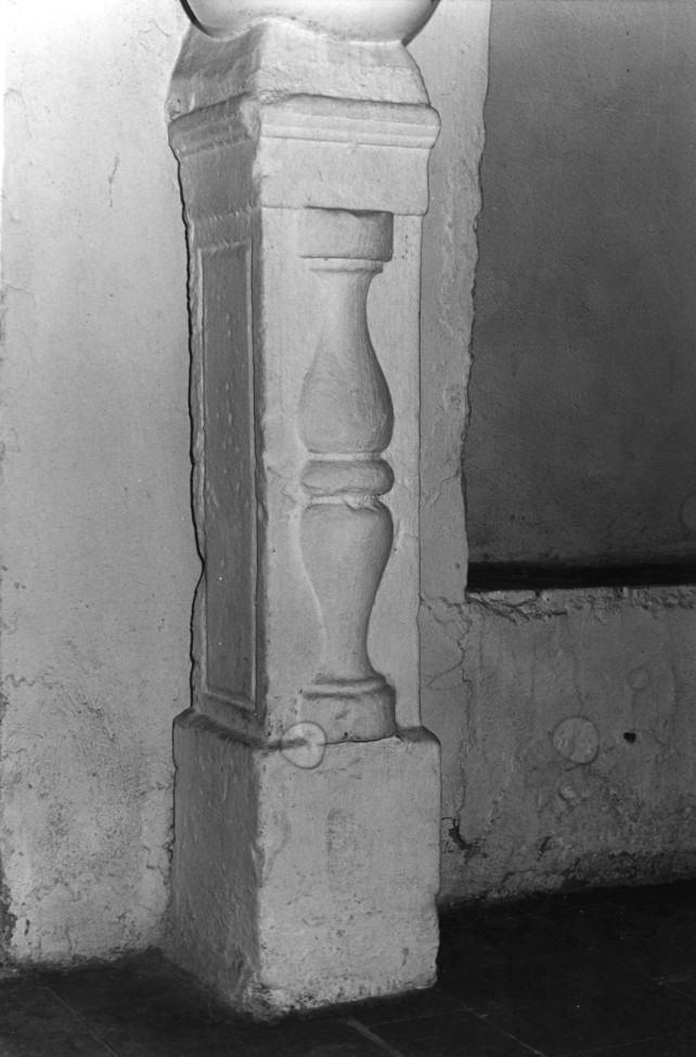 Acquasantiera - a fusto